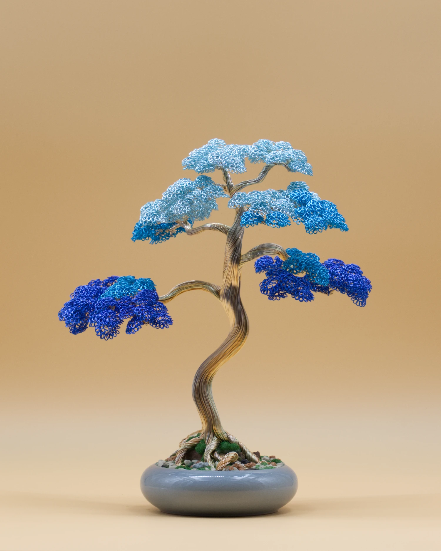 Bonsaï artificiel en fil de fer « Mélodie Bleue » – dégradé de bleus, tronc doré