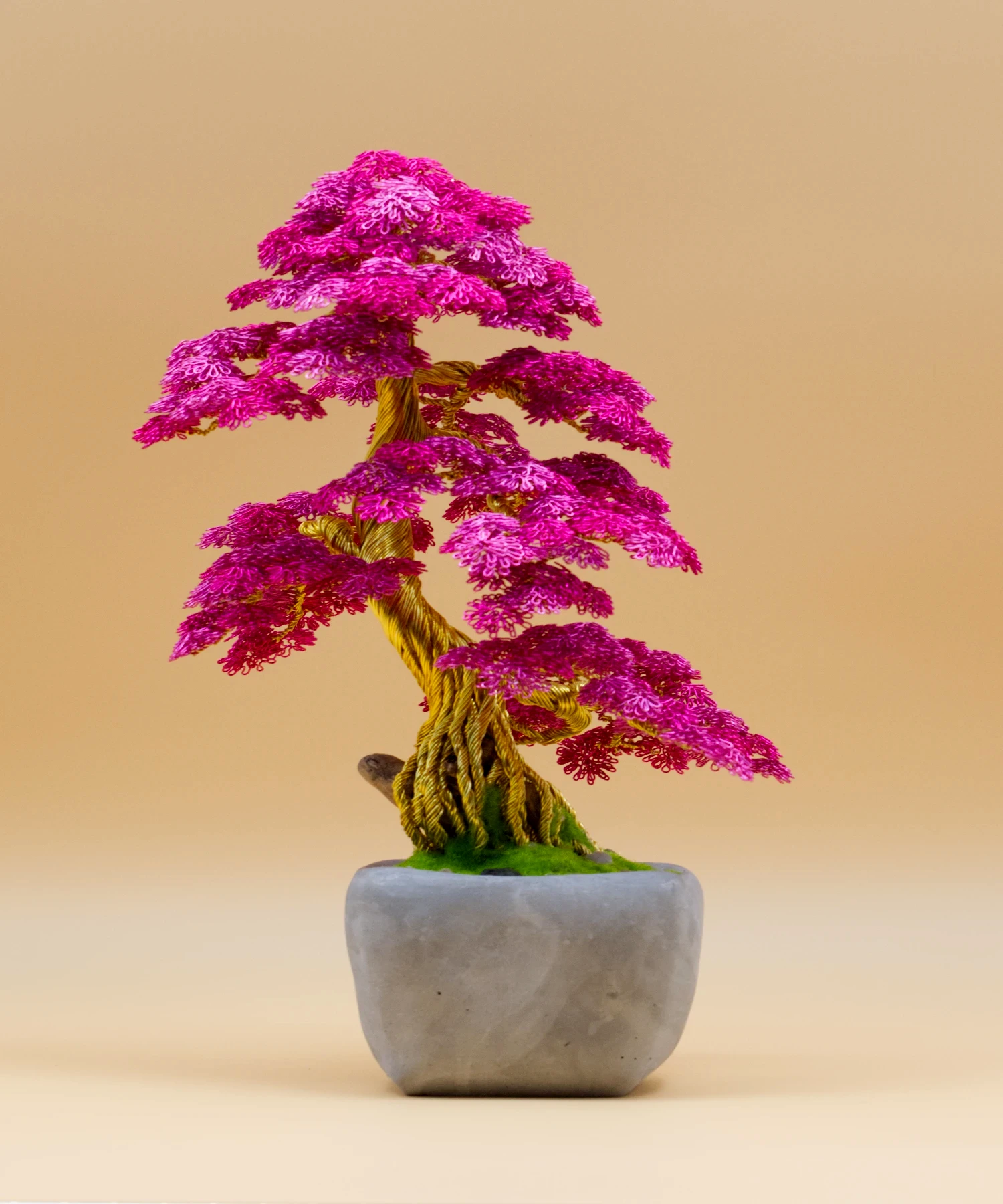 Bonsaï artificiel en fil de fer « Murmure Fuchsia » – rose fuchsia, tronc doré, pot gris
