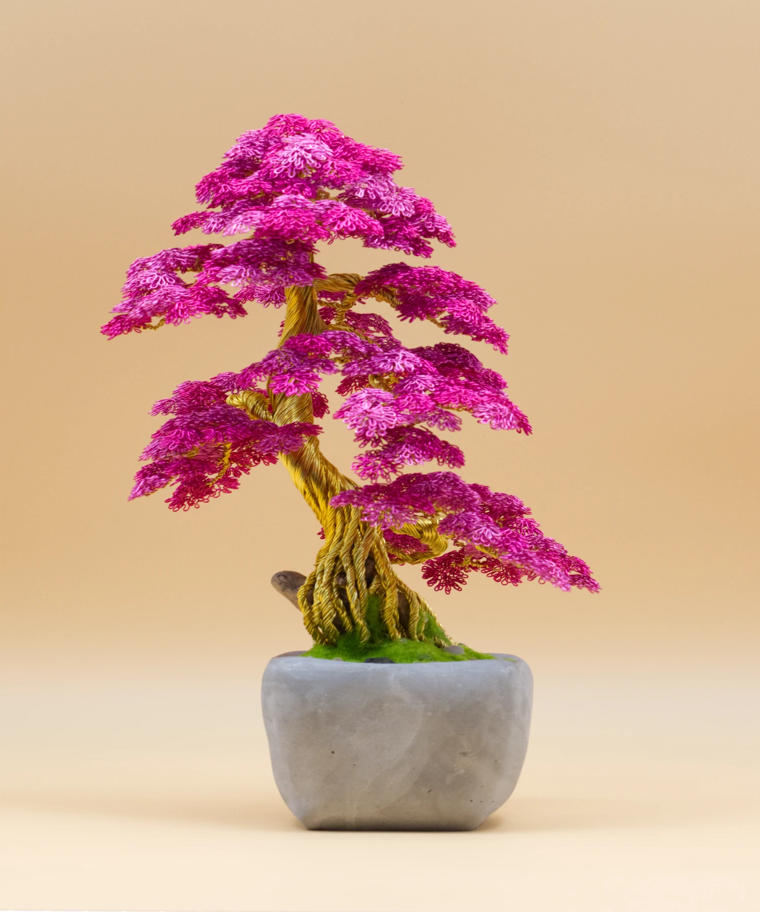 Bonsaï artificiel en fil de fer « Murmure Fuchsia » – autre vue, tronc doré et bois flotté