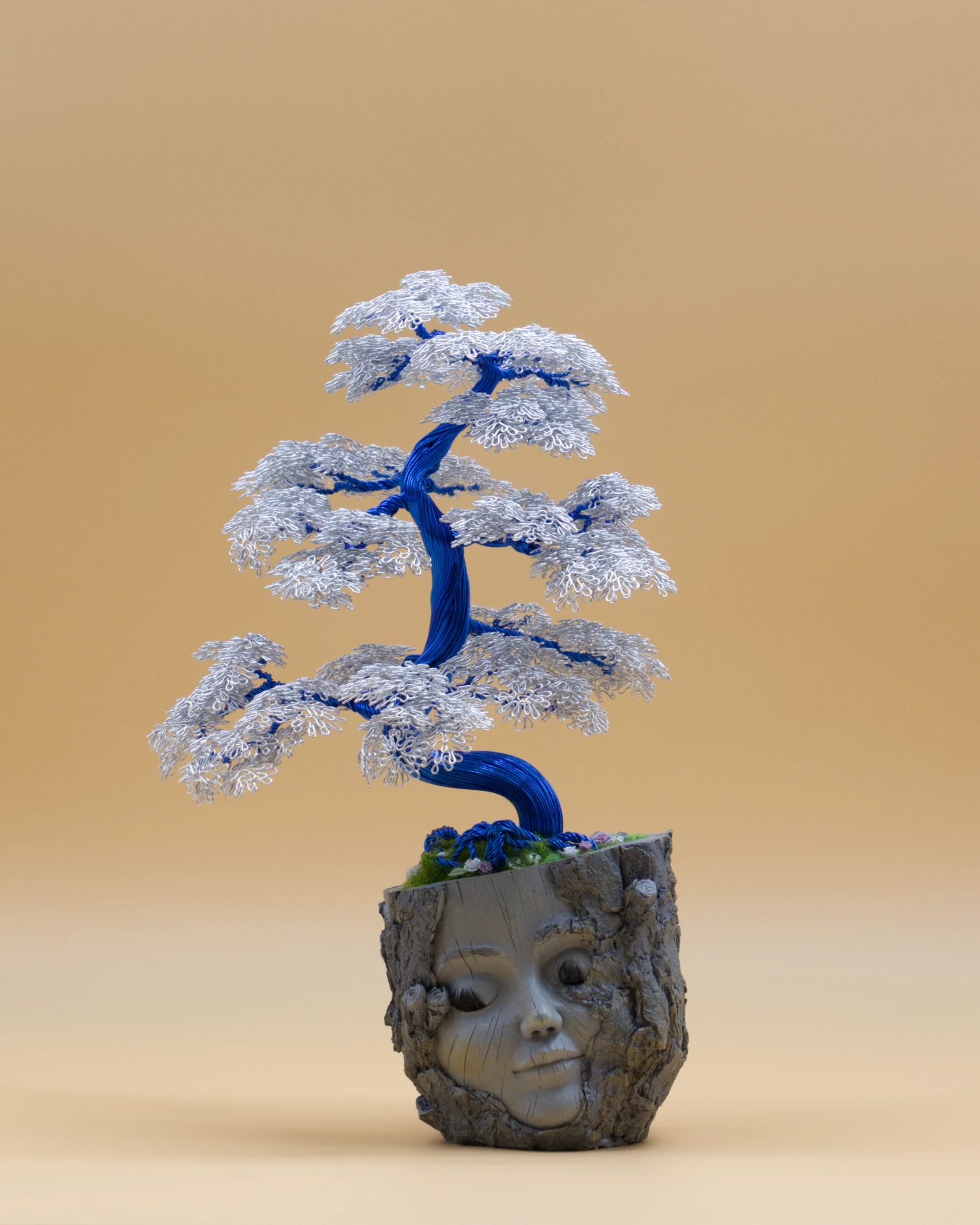 Bonsaï artificiel en fil de fer « Neige Bleutée » – feuillage argent, tronc bleu roi