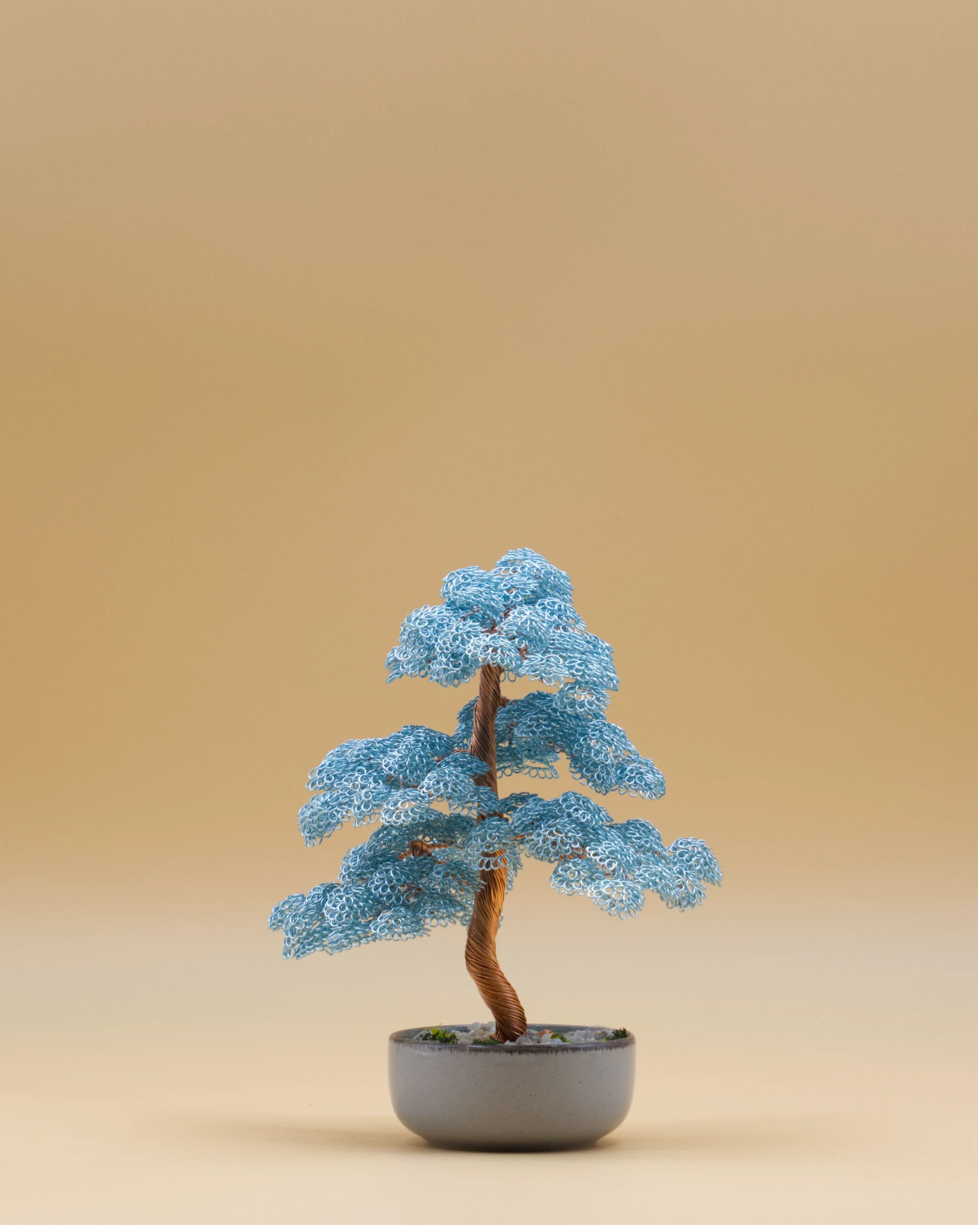 Bonsaï artificiel en fil de fer « Nuage Céleste » – bleu ciel, tronc cuivré, bol gris