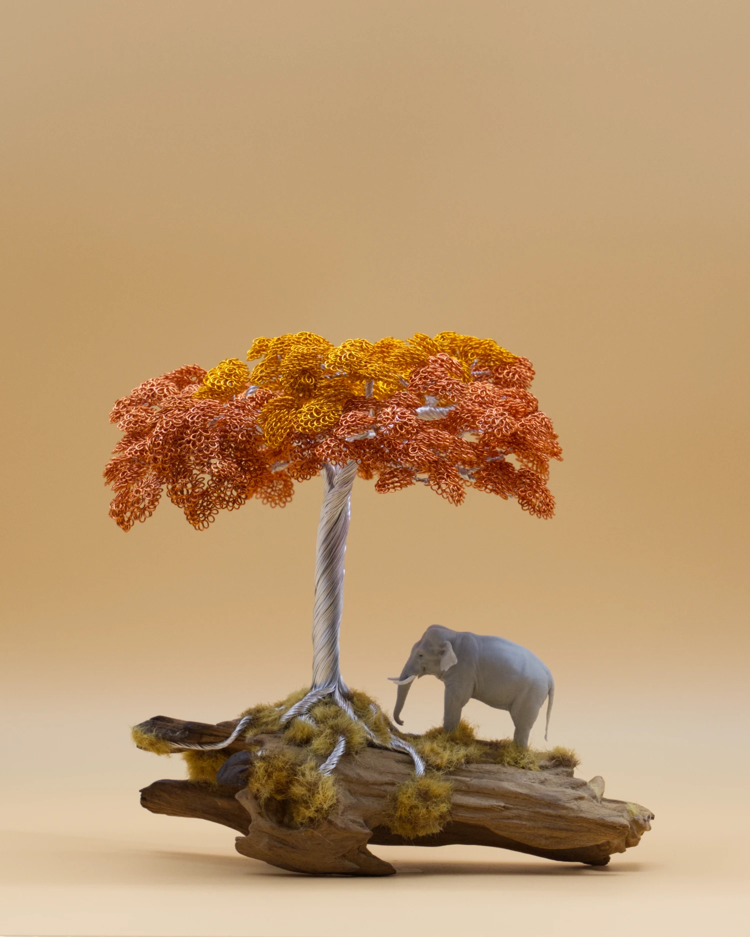 Bonsaï artificiel en fil de fer « Promesse de Savane » – couronne orange, bois flotté, éléphant