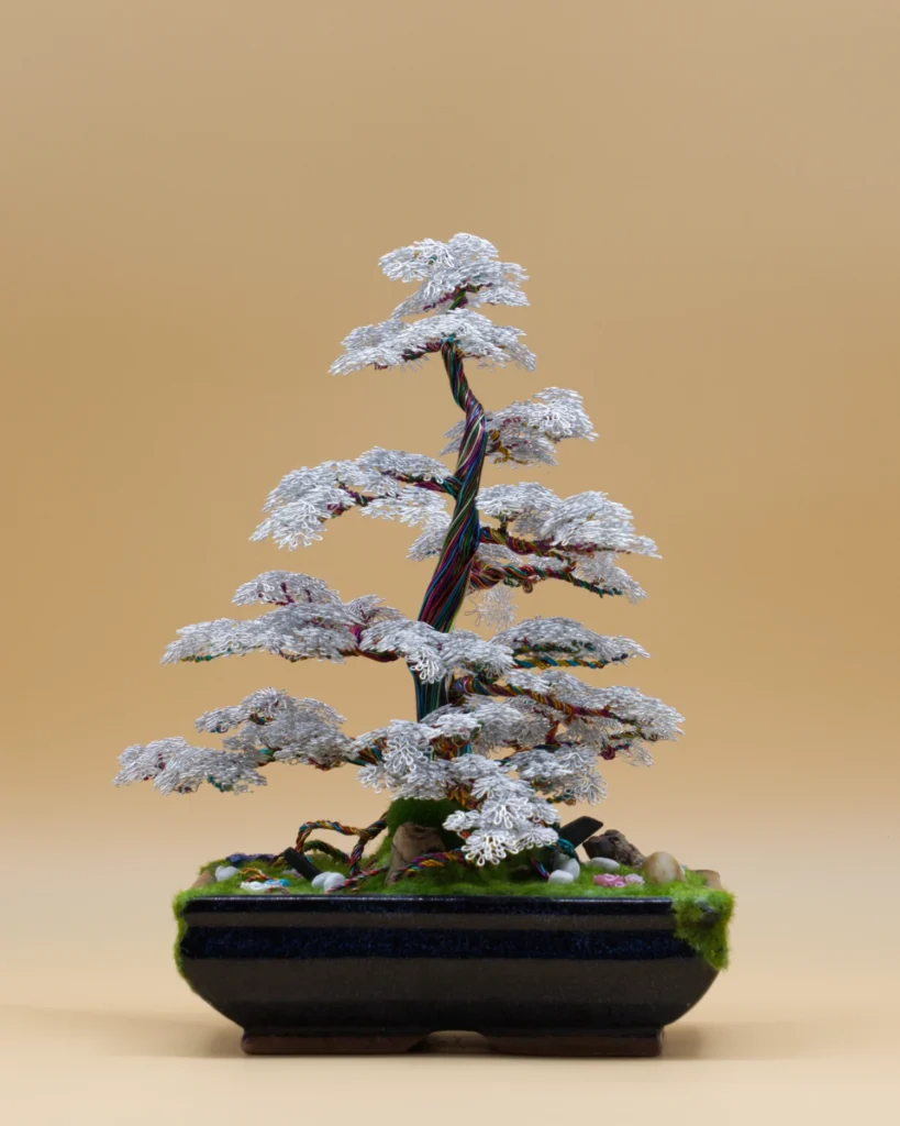 Bonsaï artisanal en fil de fer « Souffle d'Opale », feuillage blanc argenté, tronc multicolore, pot bleu nuit, H 36 × L 26 cm