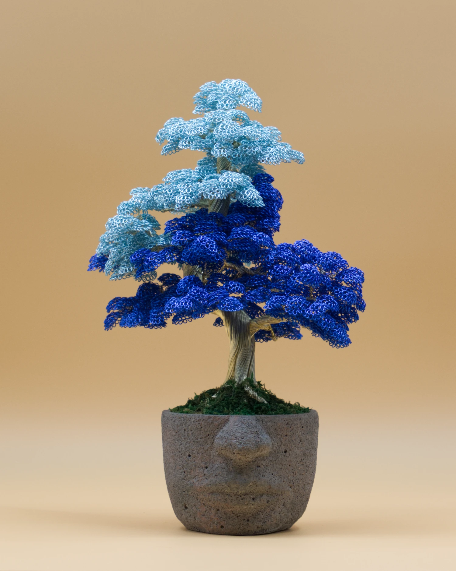 Bonsaï artificiel en fil de fer « Vague Nocturne » – bleu clair et bleu roi, pot visage